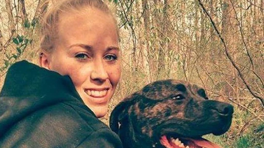 Bethany Lynn Stephens junto a uno de sus perros Bethany Lynn Stephens junto a uno de sus perros