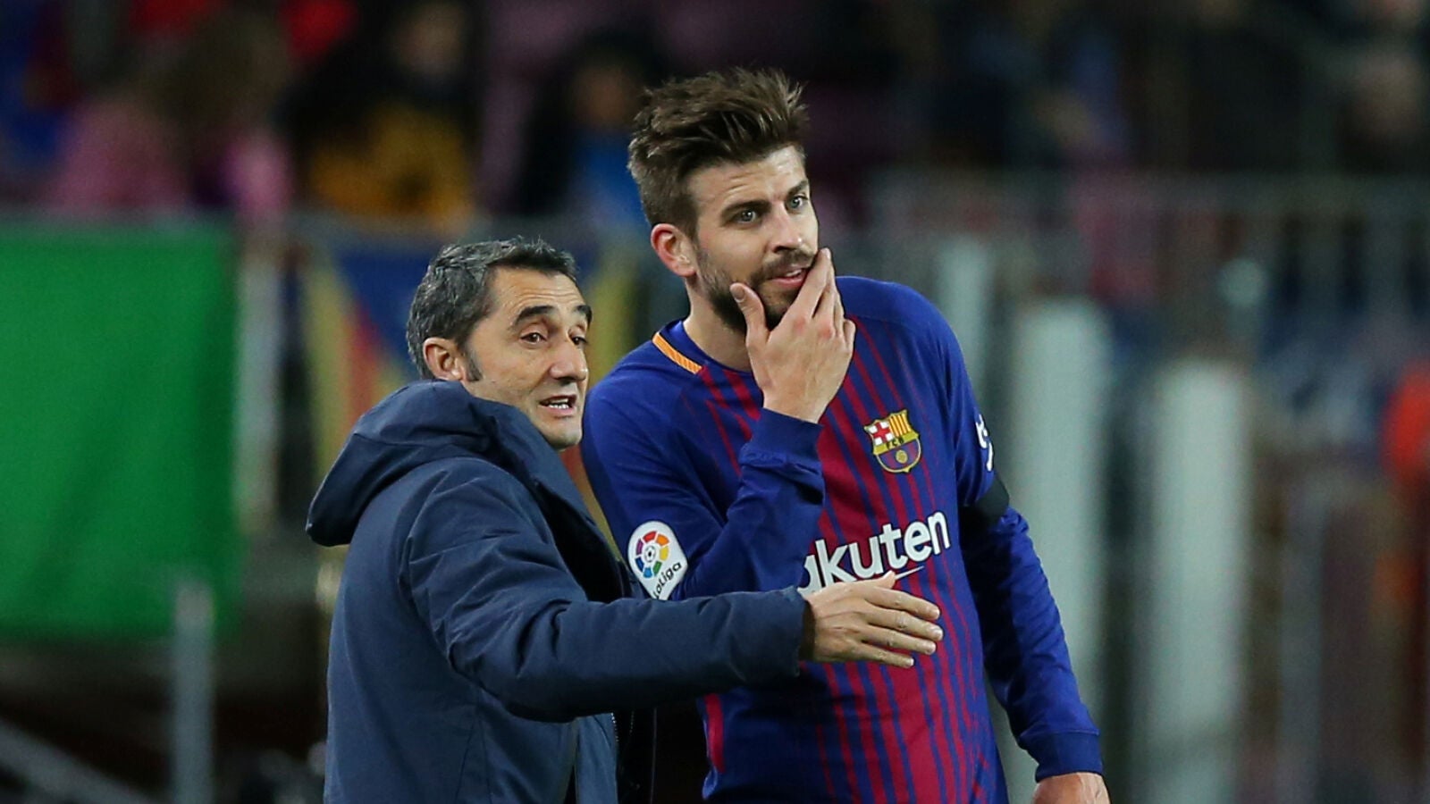 Valverde dialoga con Piqu&eacute; durante el partido contra el Deportivo