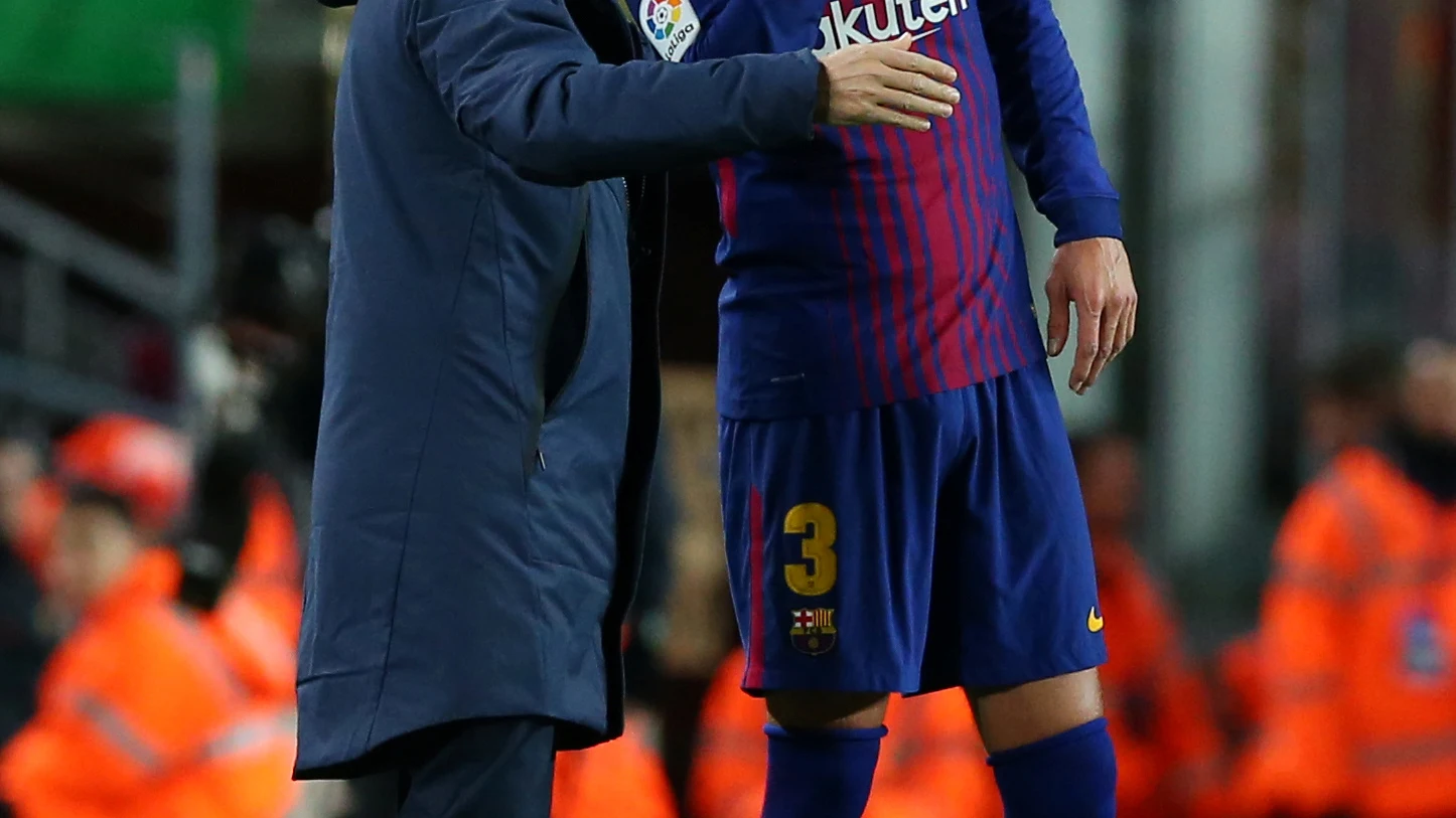 Valverde dialoga con Piqué durante el partido contra el Deportivo