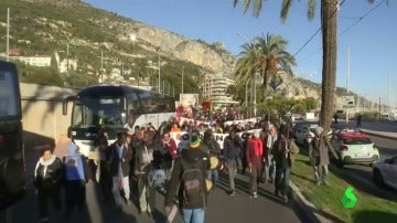 Defensores de los Derechos Humanos la Riviera Francesa pidiendo la apertura de la frontera con Italia