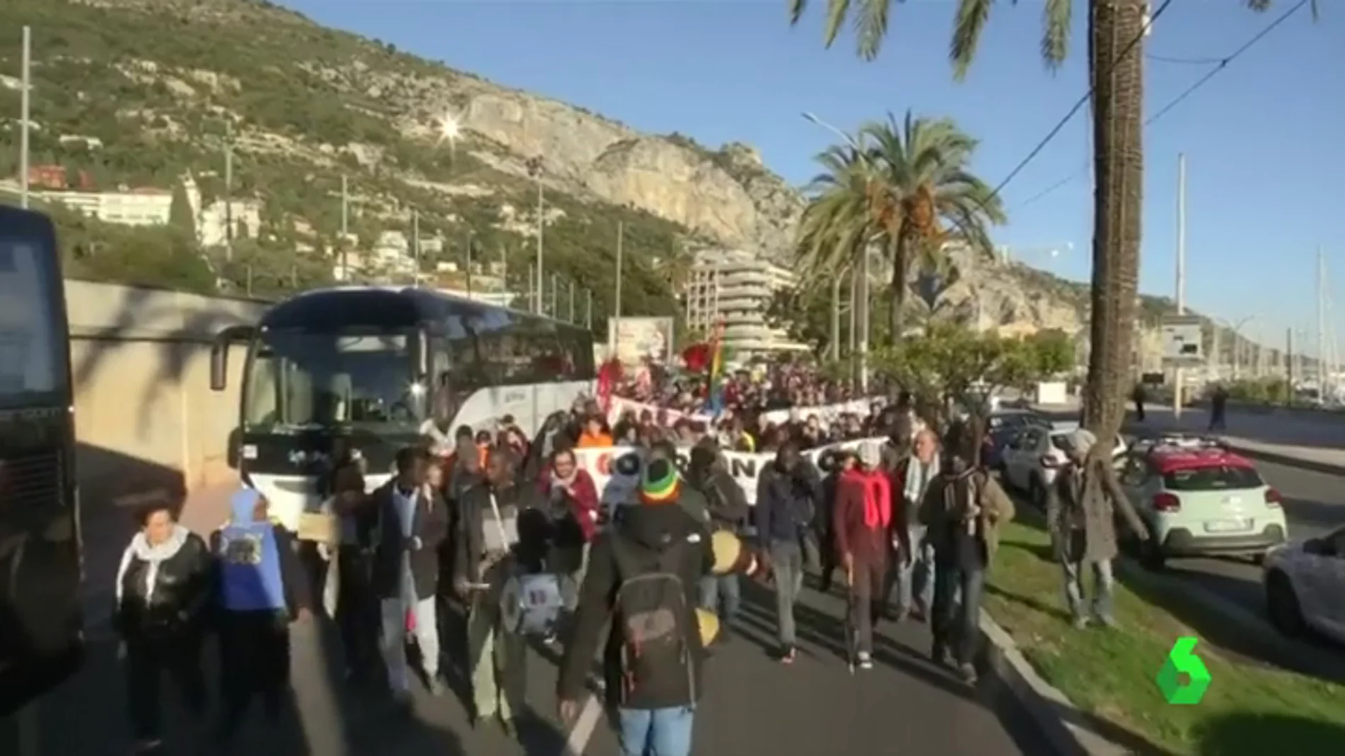 Defensores de los Derechos Humanos la Riviera Francesa pidiendo la apertura de la frontera con Italia