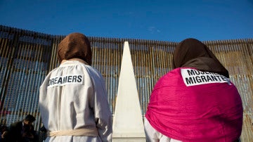 Activistas en la celebración de la 'posada sin fronteras' en Tijuana, México