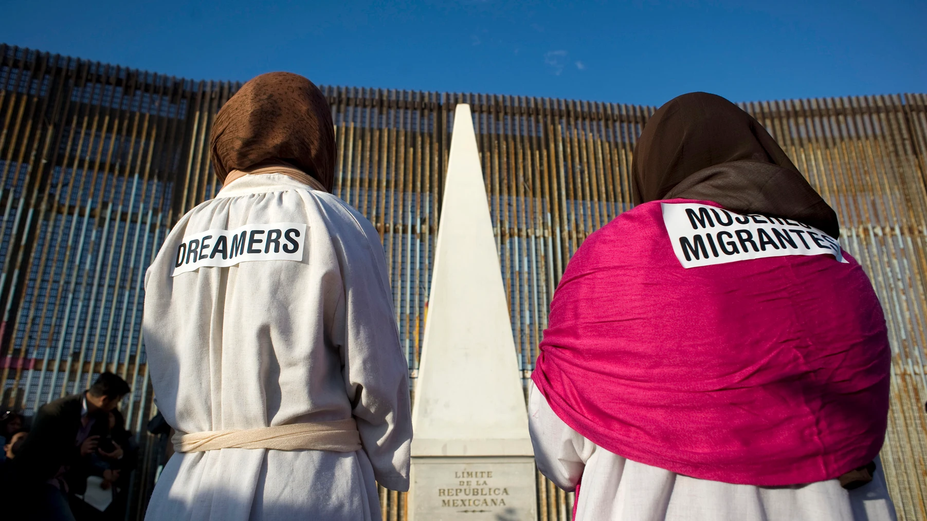 Activistas en la celebración de la 'posada sin fronteras' en Tijuana, México