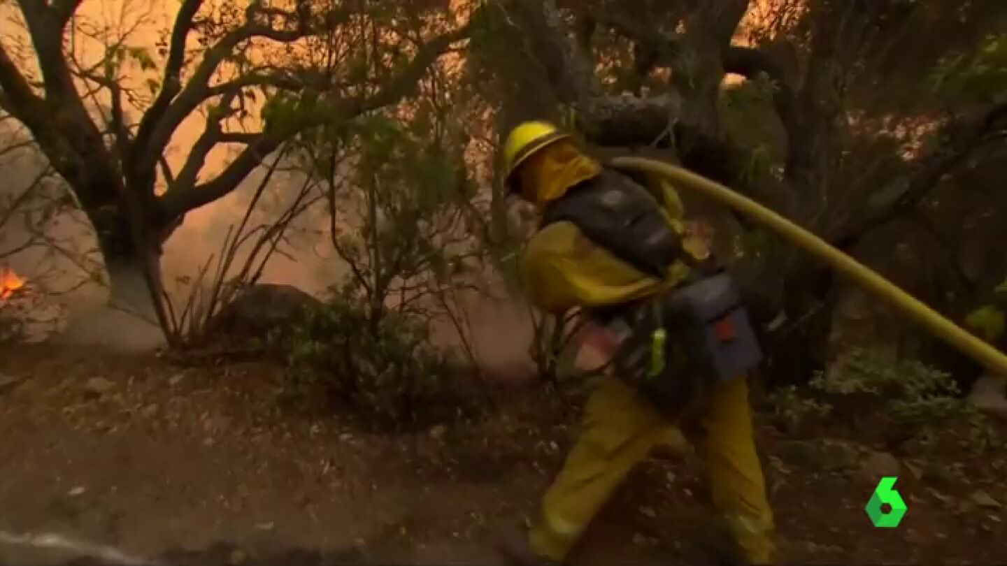Un bombero intenta apagar un fuego