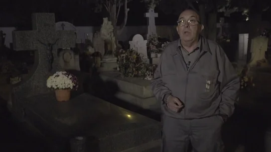 Ángel, trabajador en un cementerio desde hace 23 años: "Aquí hicieron un rito en la puerta con gallinas con la cabeza cortada" Ángel, trabajador en un cementerio desde hace 23 años: "Aquí hicieron un rito en la puerta con gallinas con la cabeza cortada"