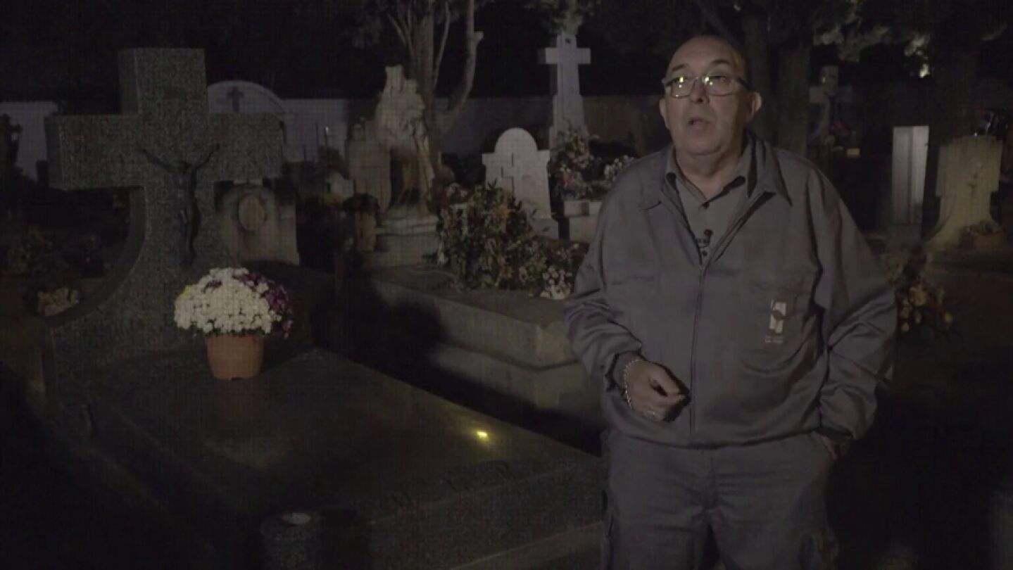 &Aacute;ngel, trabajador en un cementerio desde hace 23 a&ntilde;os: "Aqu&iacute; hicieron un rito en la puerta con gallinas con la cabeza cortada"