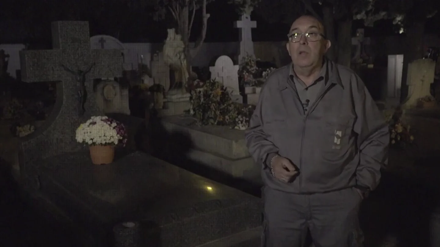 Ángel, trabajador en un cementerio desde hace 23 años: "Aquí hicieron un rito en la puerta con gallinas con la cabeza cortada" Ángel, trabajador en un cementerio desde hace 23 años: "Aquí hicieron un rito en la puerta con gallinas con la cabeza cortada"