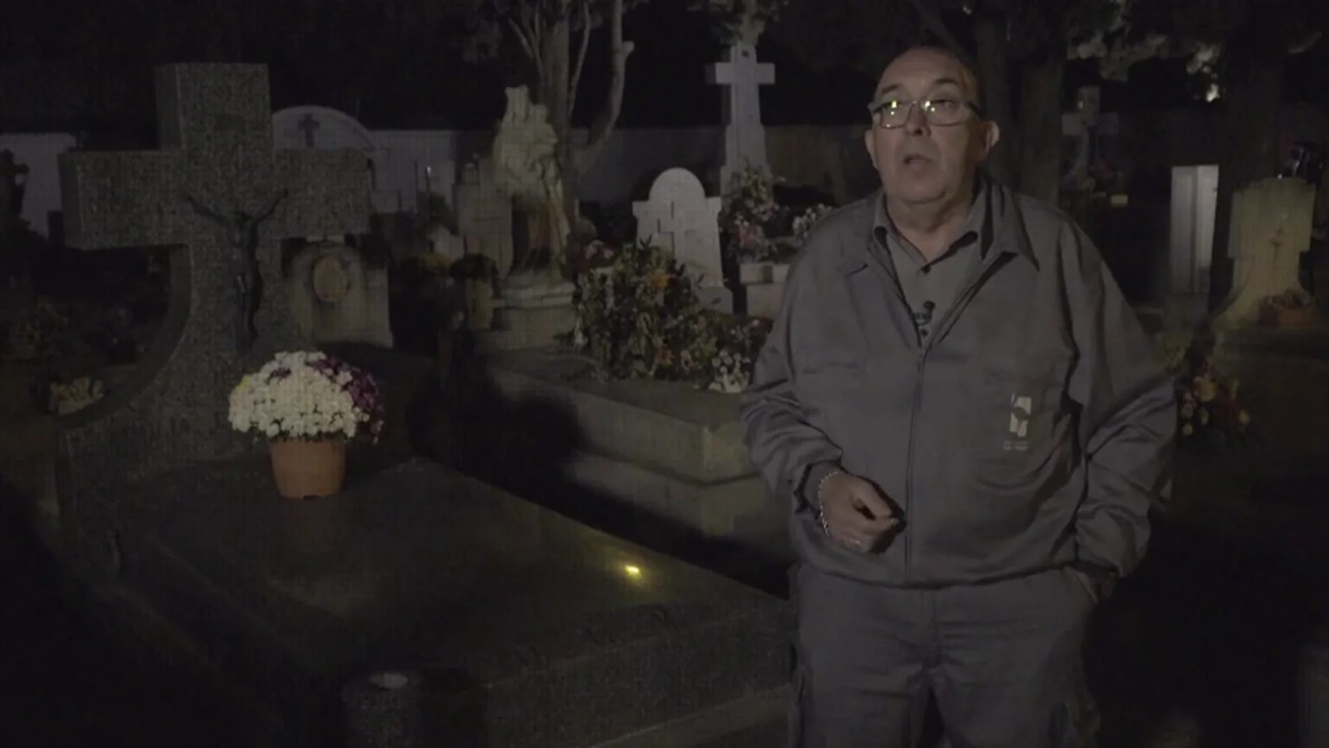 Ángel, trabajador en un cementerio desde hace 23 años: "Aquí hicieron un rito en la puerta con gallinas con la cabeza cortada"