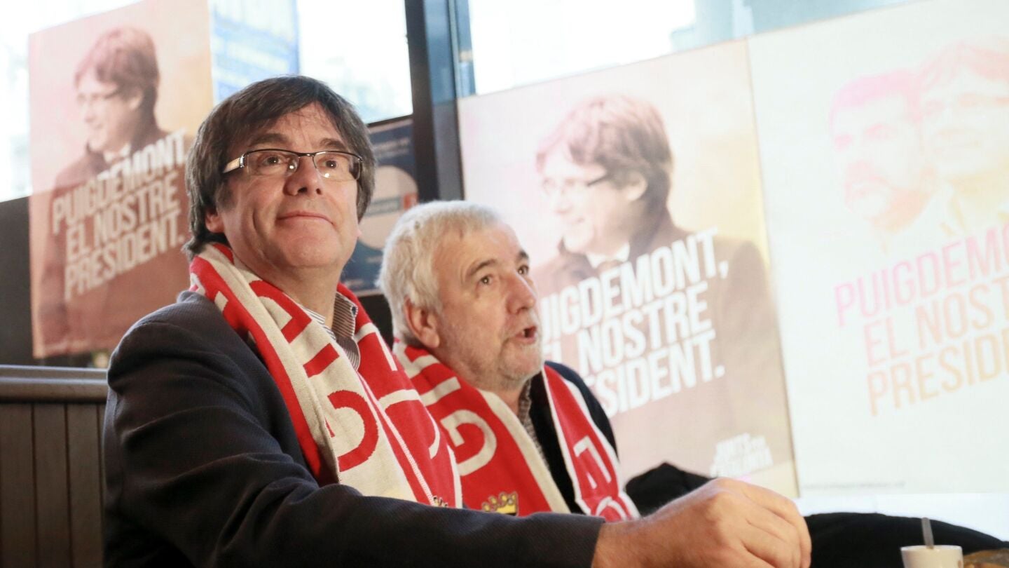 Puigdemont, viendo al Girona en un bar de Bruselas