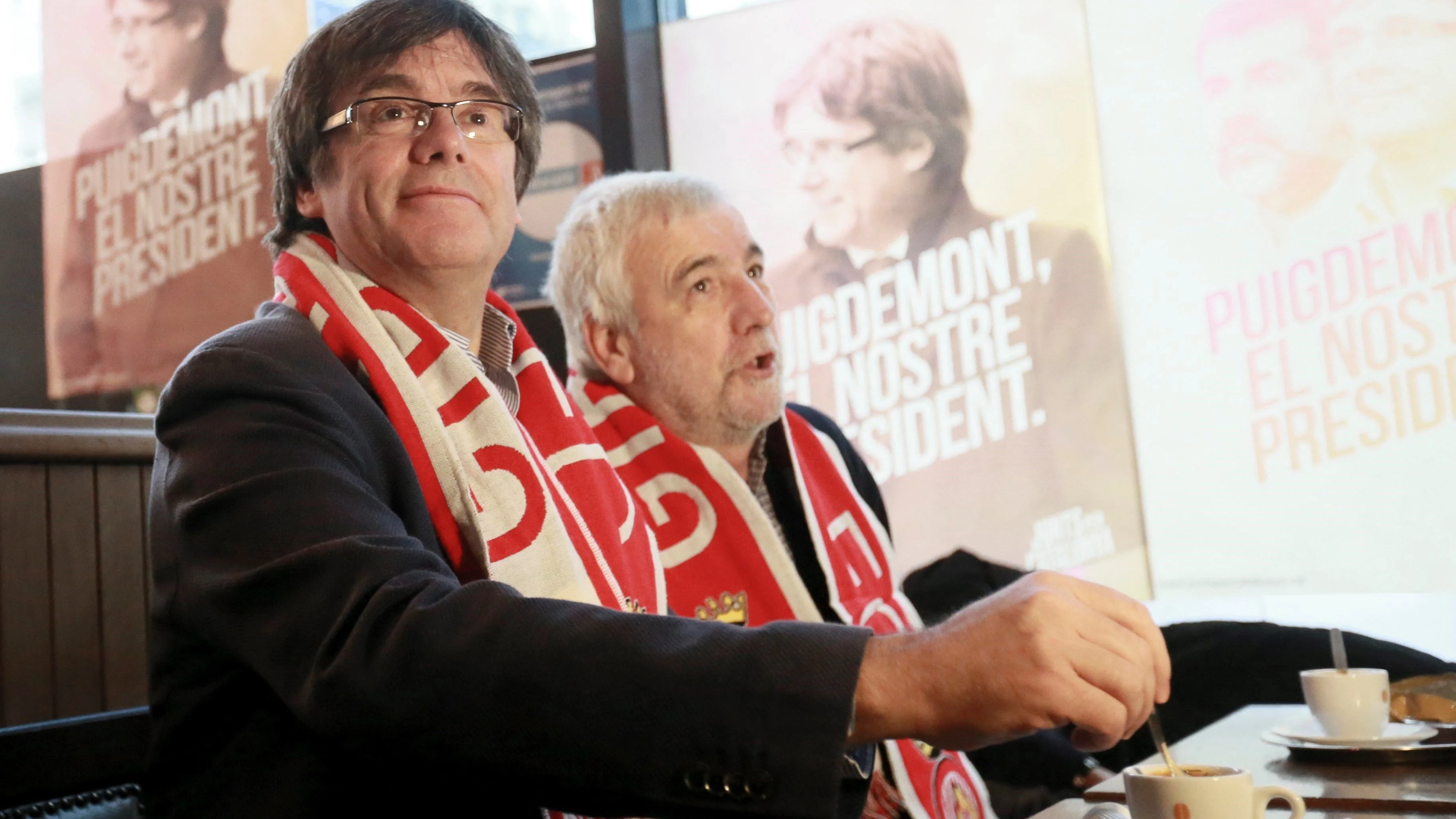 Puigdemont, viendo al Girona en un bar de Bruselas