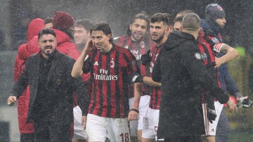 Gattuso y los jugadores del Milan se retiran a vestuarios tras un partido