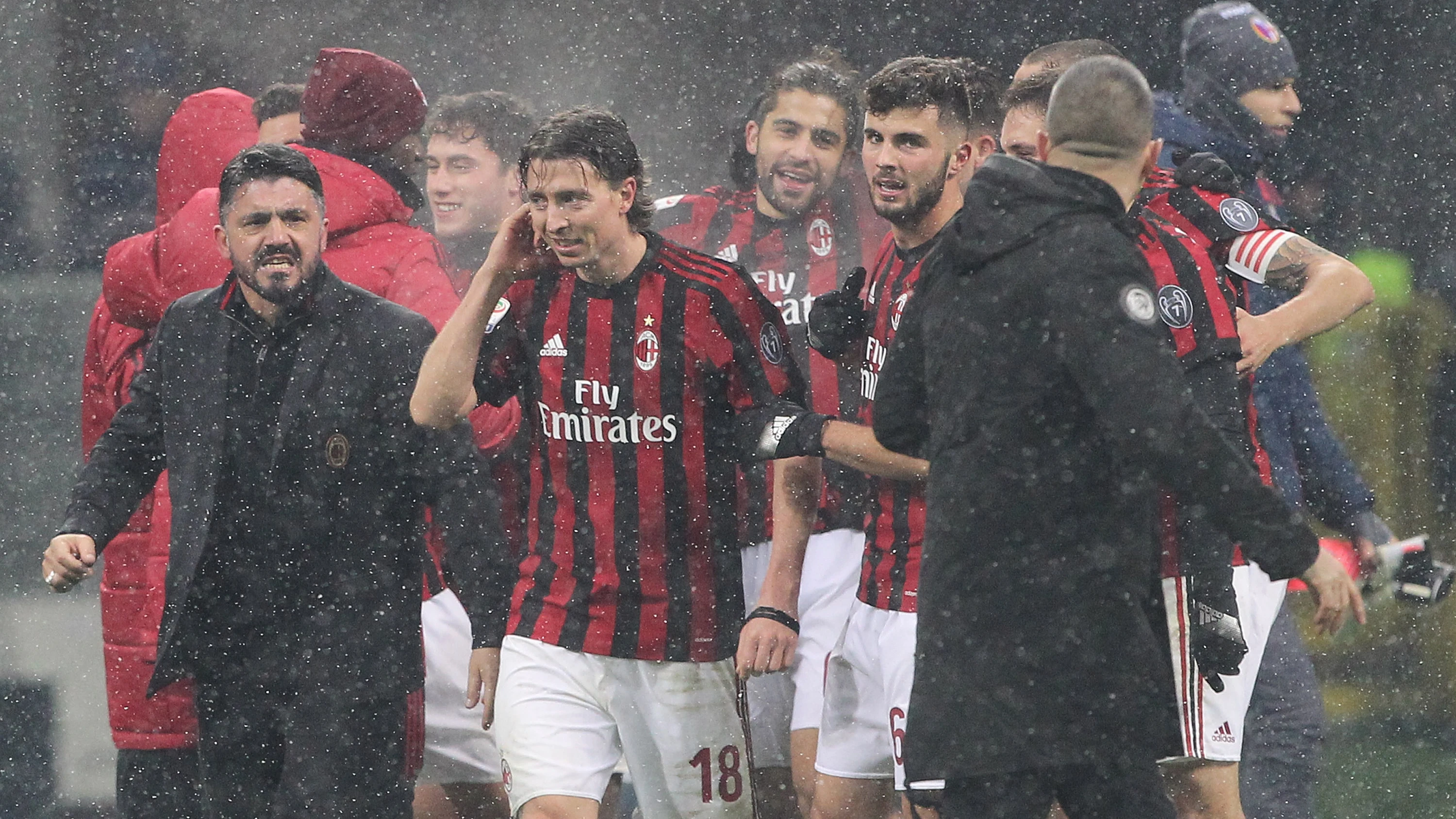 Gattuso y los jugadores del Milan se retiran a vestuarios tras un partido