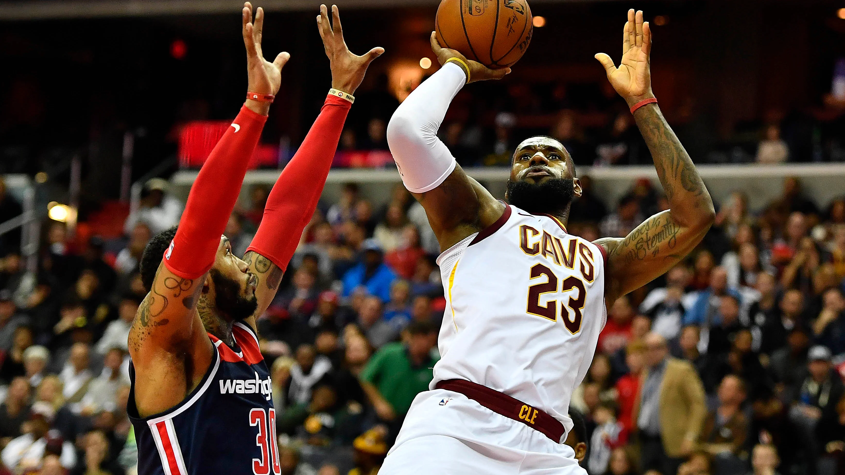 LeBron James lanza a canasta ante los Wizards