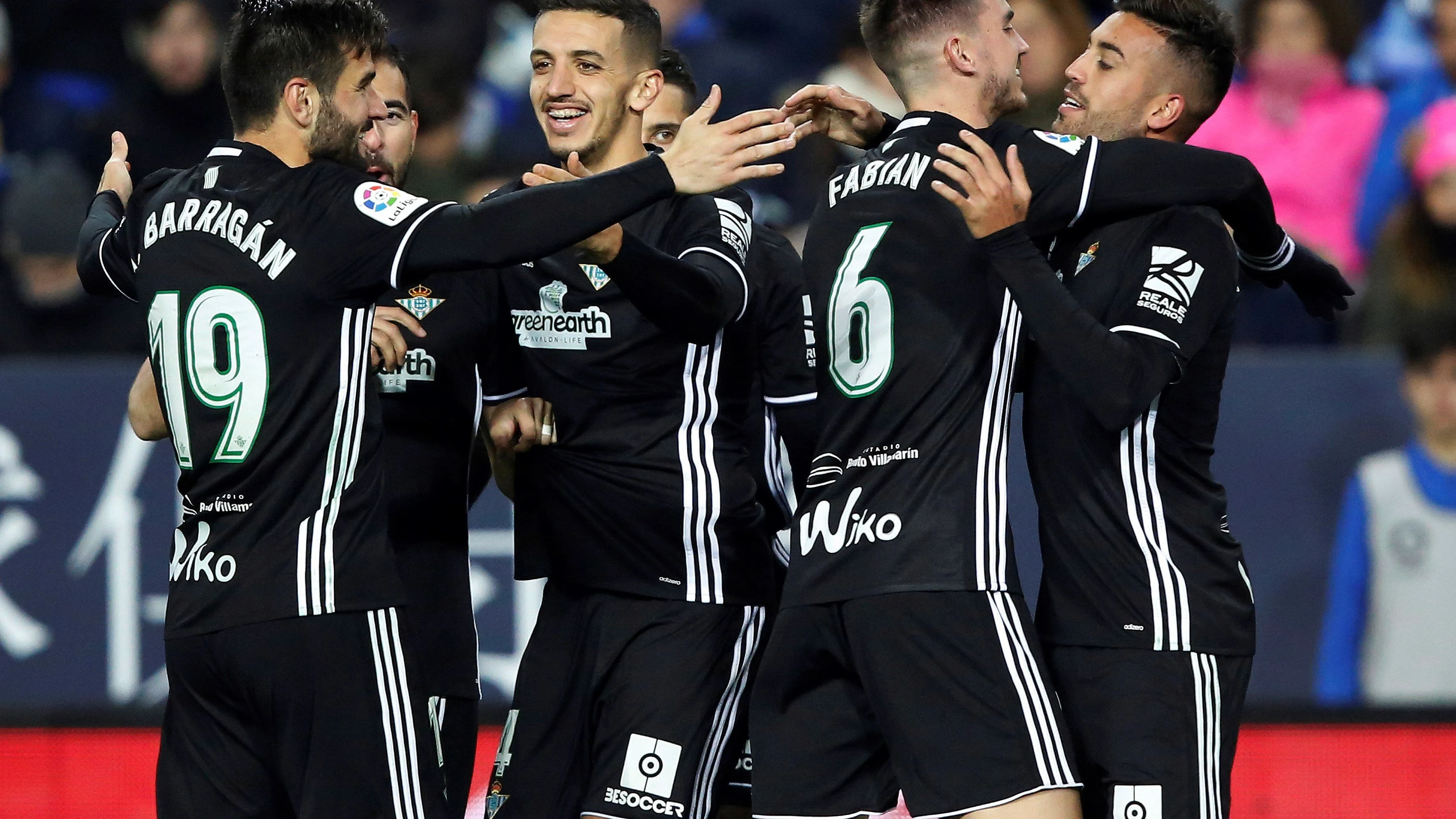 Los jugadores del Betis celebran un gol