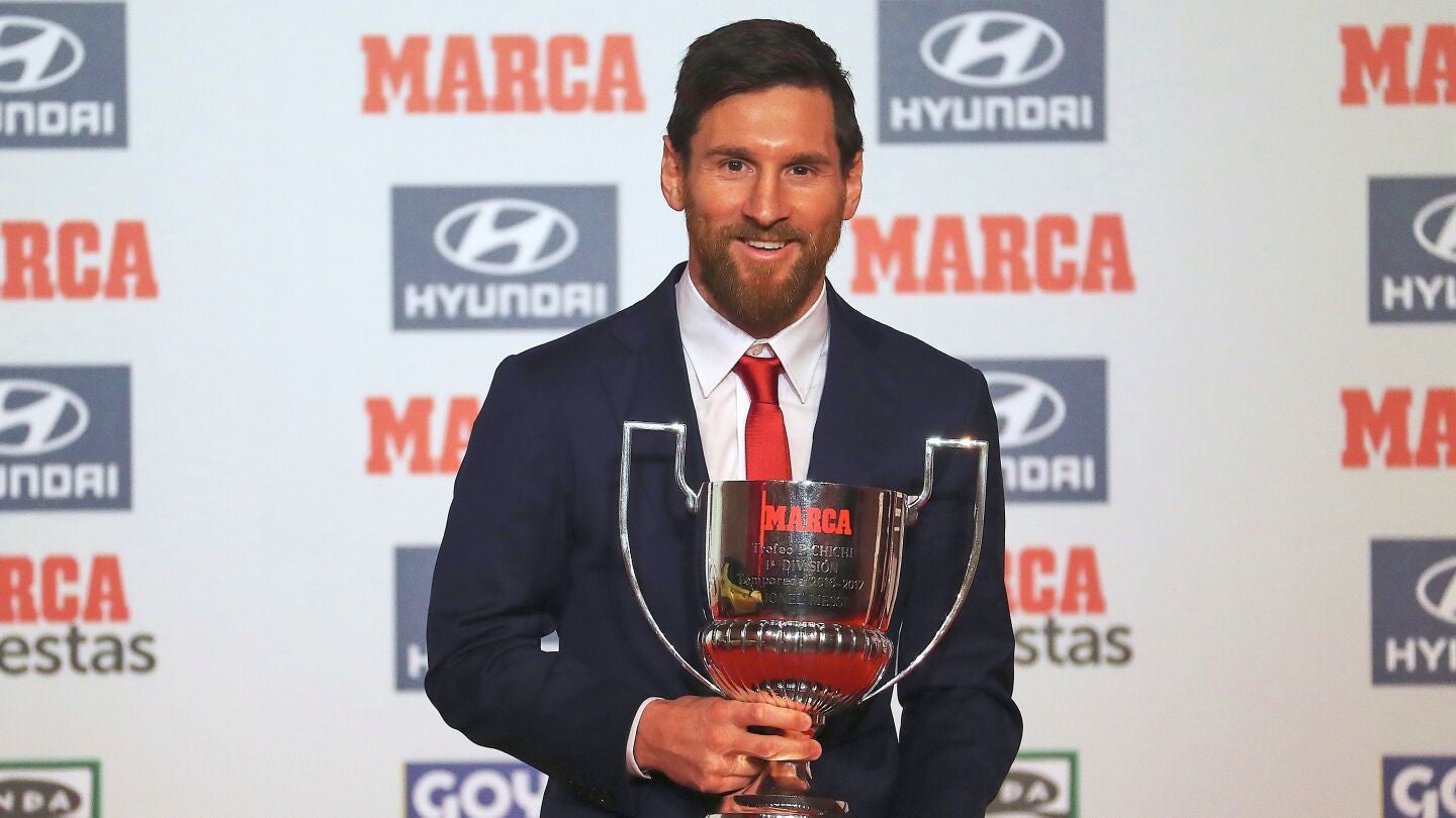 Messi posa con el trofeo Pichichi de la temporada 2016/2017
