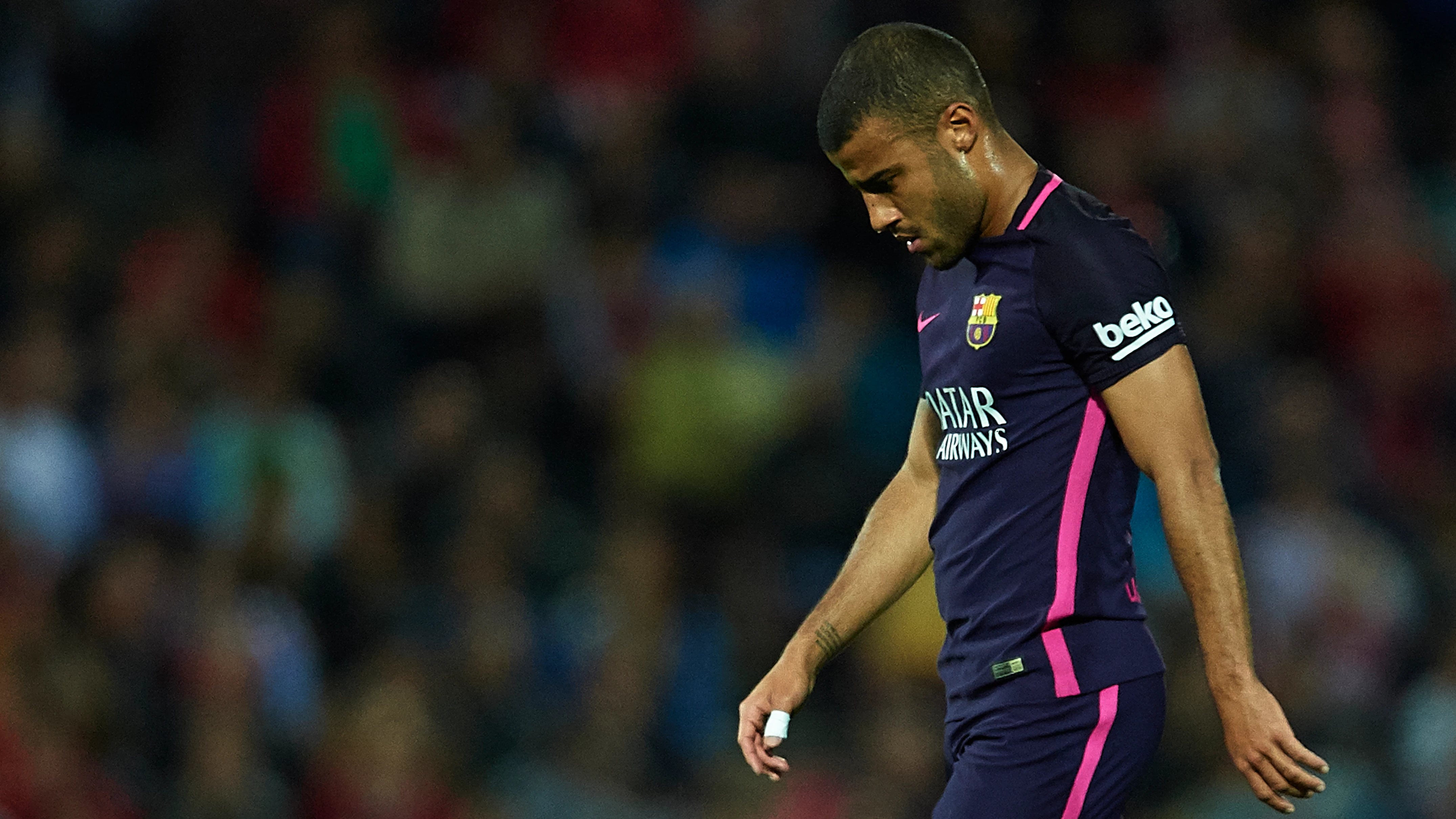 Rafinha, cabizbajo en un partido con el Barcelona