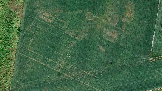 Las líneas que delimitan una antigua villa romana en Google Maps. Las líneas que delimitan una antigua villa romana en Google Maps.