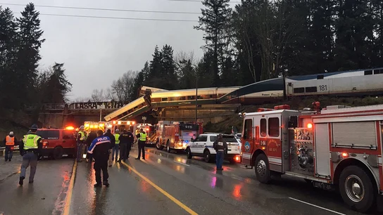Un tren descarrila sobre una autopista en Seattle Un tren descarrila sobre una autopista en Seattle