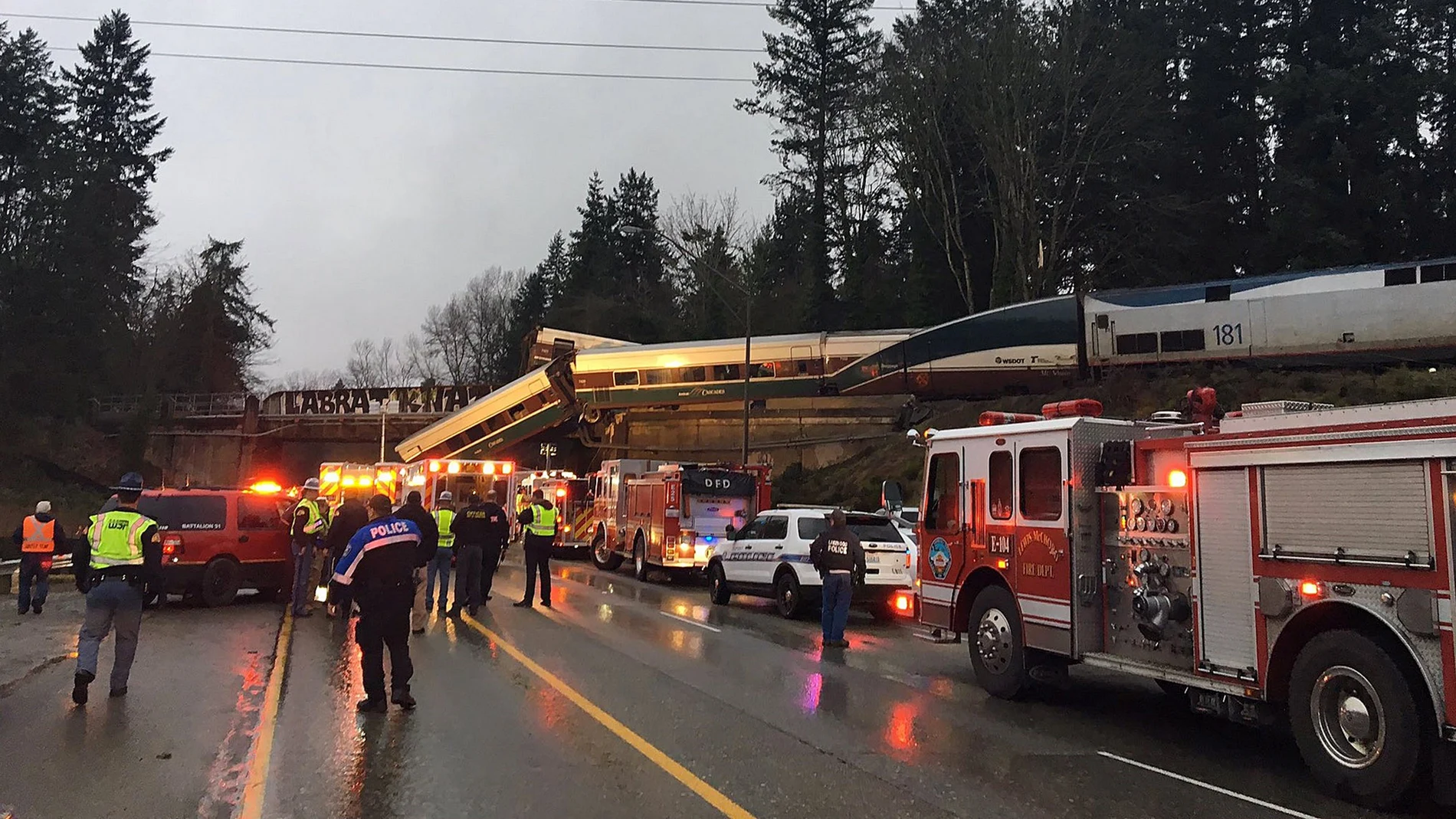 Un tren descarrila sobre una autopista en Seattle