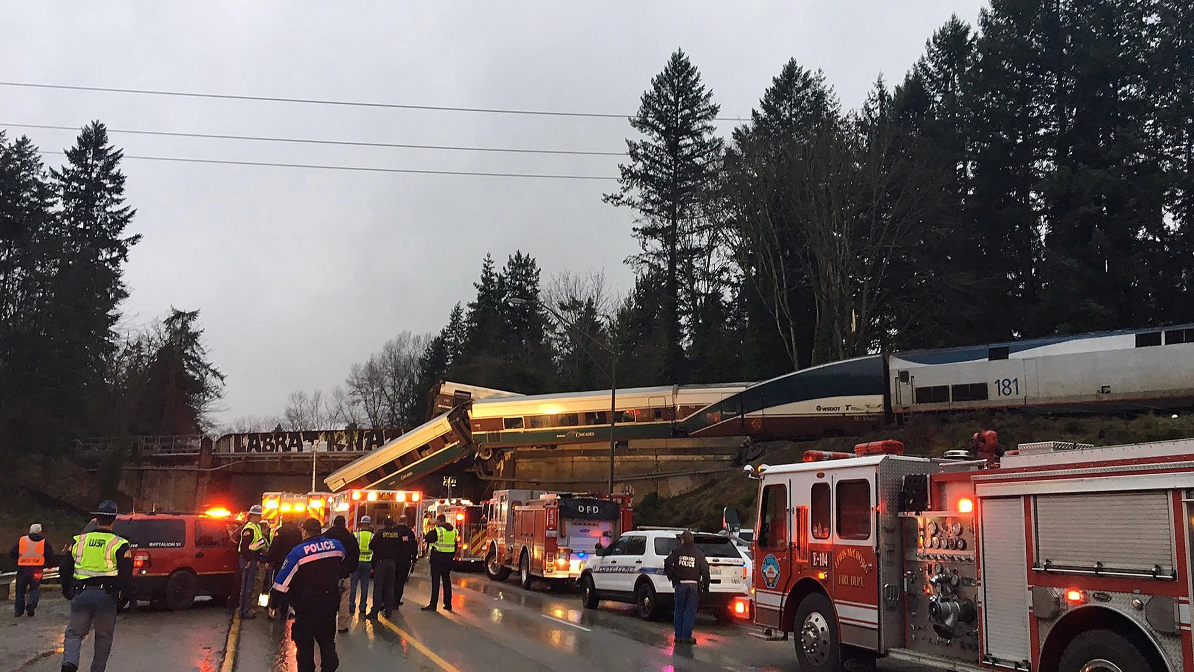 Un tren descarrila sobre una autopista en Seattle