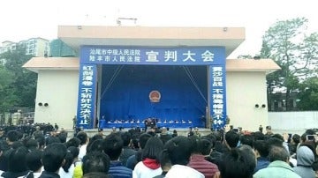 Escena del juicio en público contra acusados de narcotráfico en China
