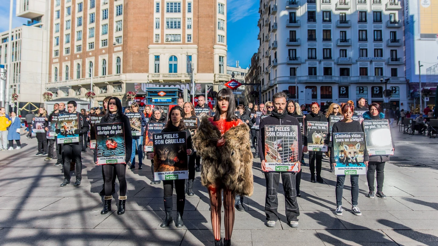 Activistas salen a la calle para protestar contra el uso de pieles de animales Activistas salen a la calle para protestar contra el uso de pieles de animales