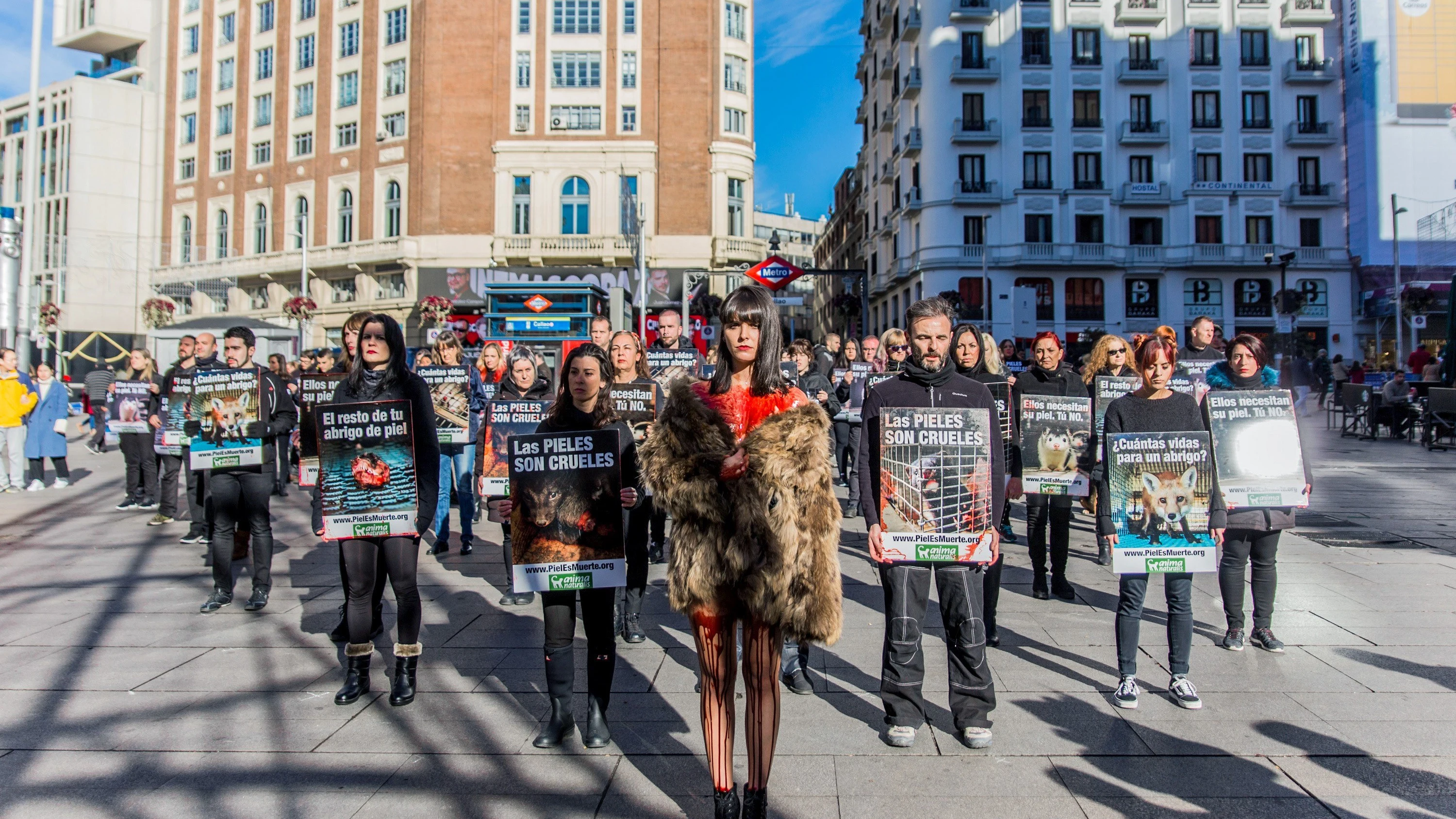 Activistas salen a la calle para protestar contra el uso de pieles de animales