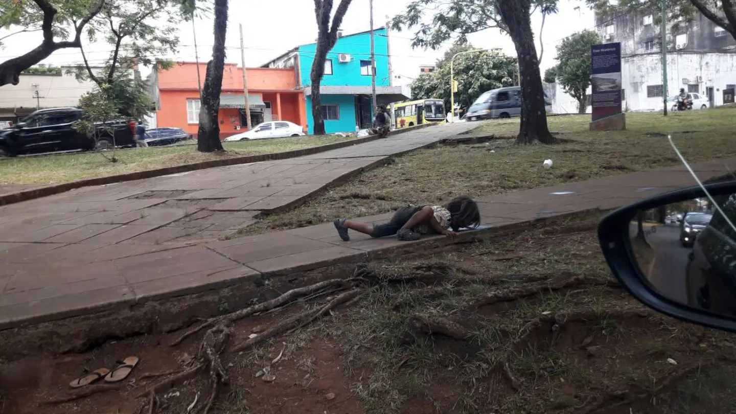 Un niño guaraní bebiendo agua de un charco. Un niño guaraní bebiendo agua de un charco.