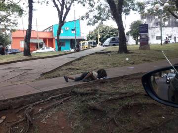 Un niño guaraní bebiendo agua de un charco. Un niño guaraní bebiendo agua de un charco.