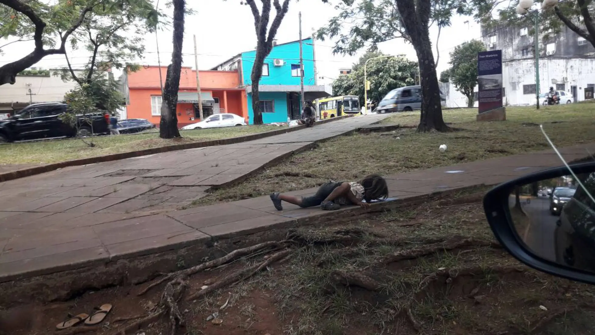 Un niño guaraní bebiendo agua de un charco.