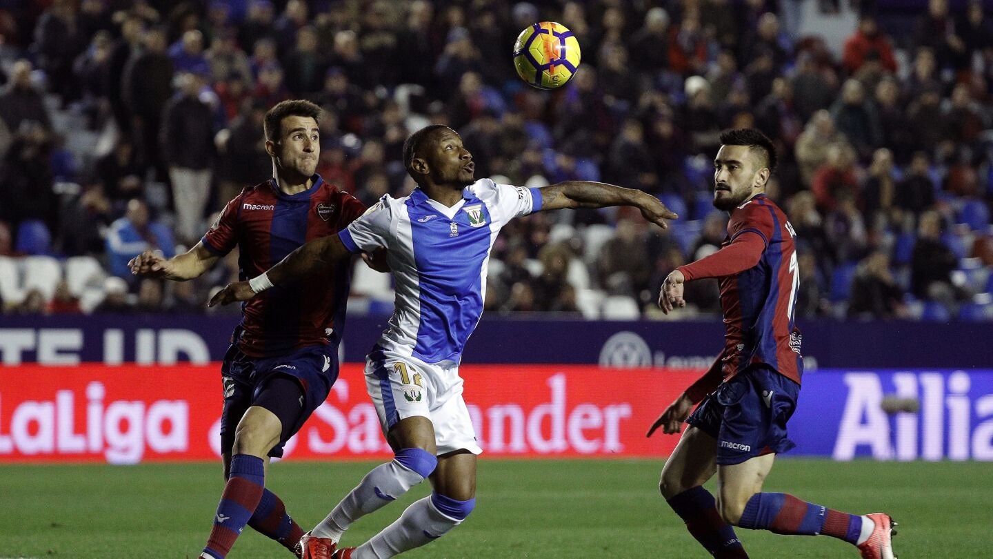 Beauvue intenta controlar el bal&oacute;n ante la defensa de Postigo y Cabaco