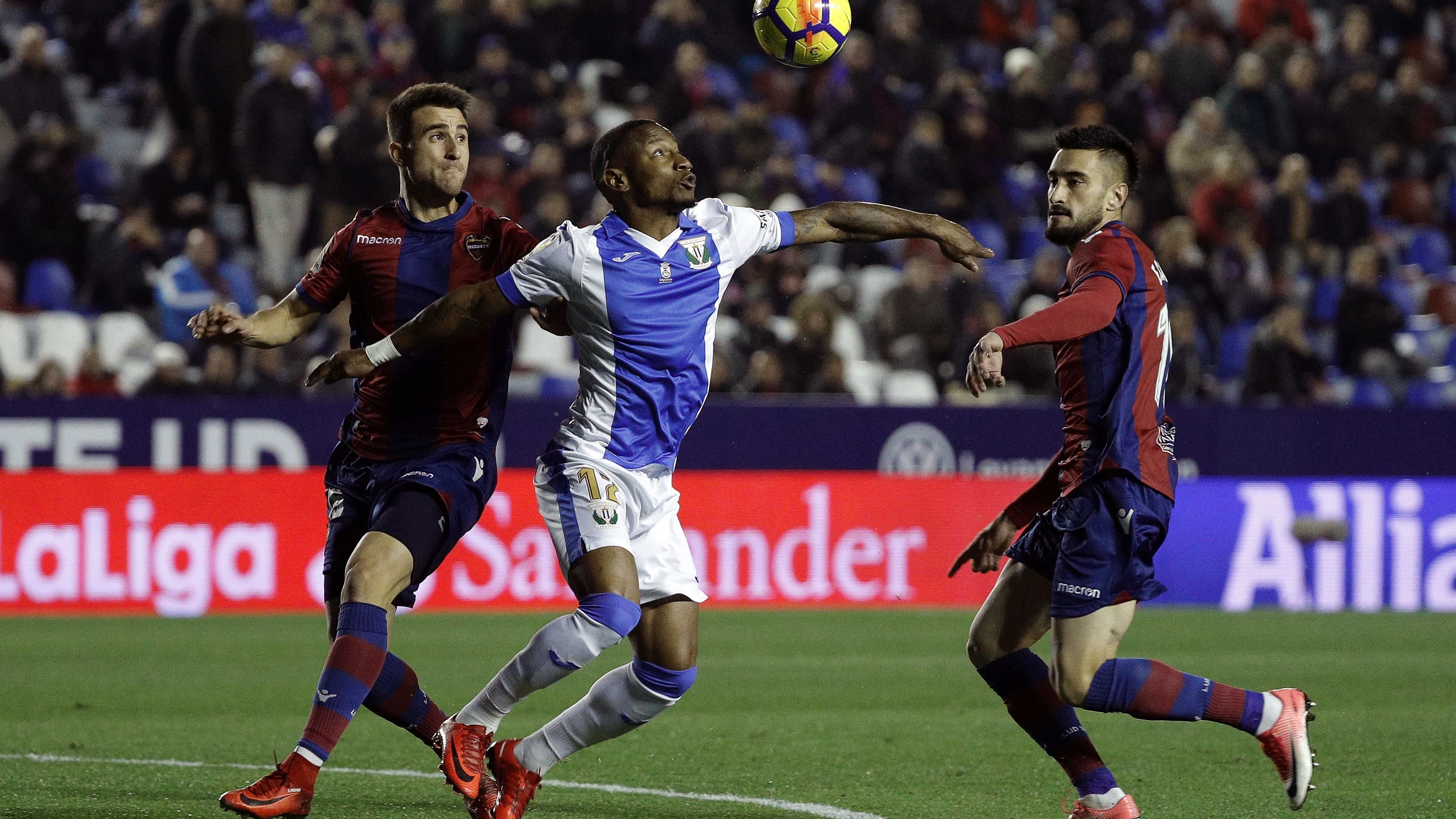 Beauvue intenta controlar el balón ante la defensa de Postigo y Cabaco