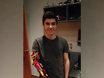 David Aguilar muestra la prótesis que se ha construido con piezas de Lego David Aguilar muestra la prótesis que se ha construido con piezas de Lego