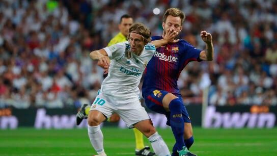 Luka Modric, en acci&oacute;n ante el Barcelona