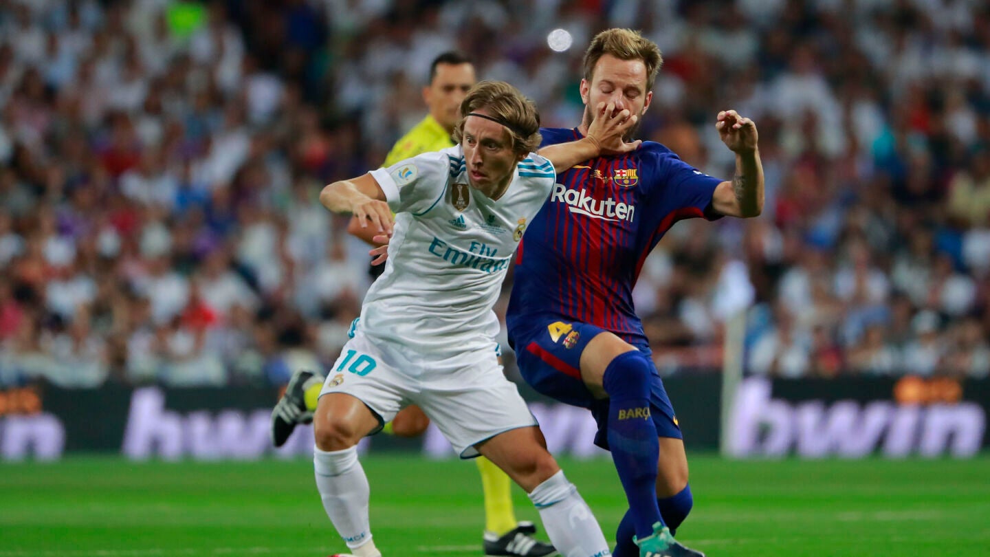 Luka Modric, en acci&oacute;n ante el Barcelona