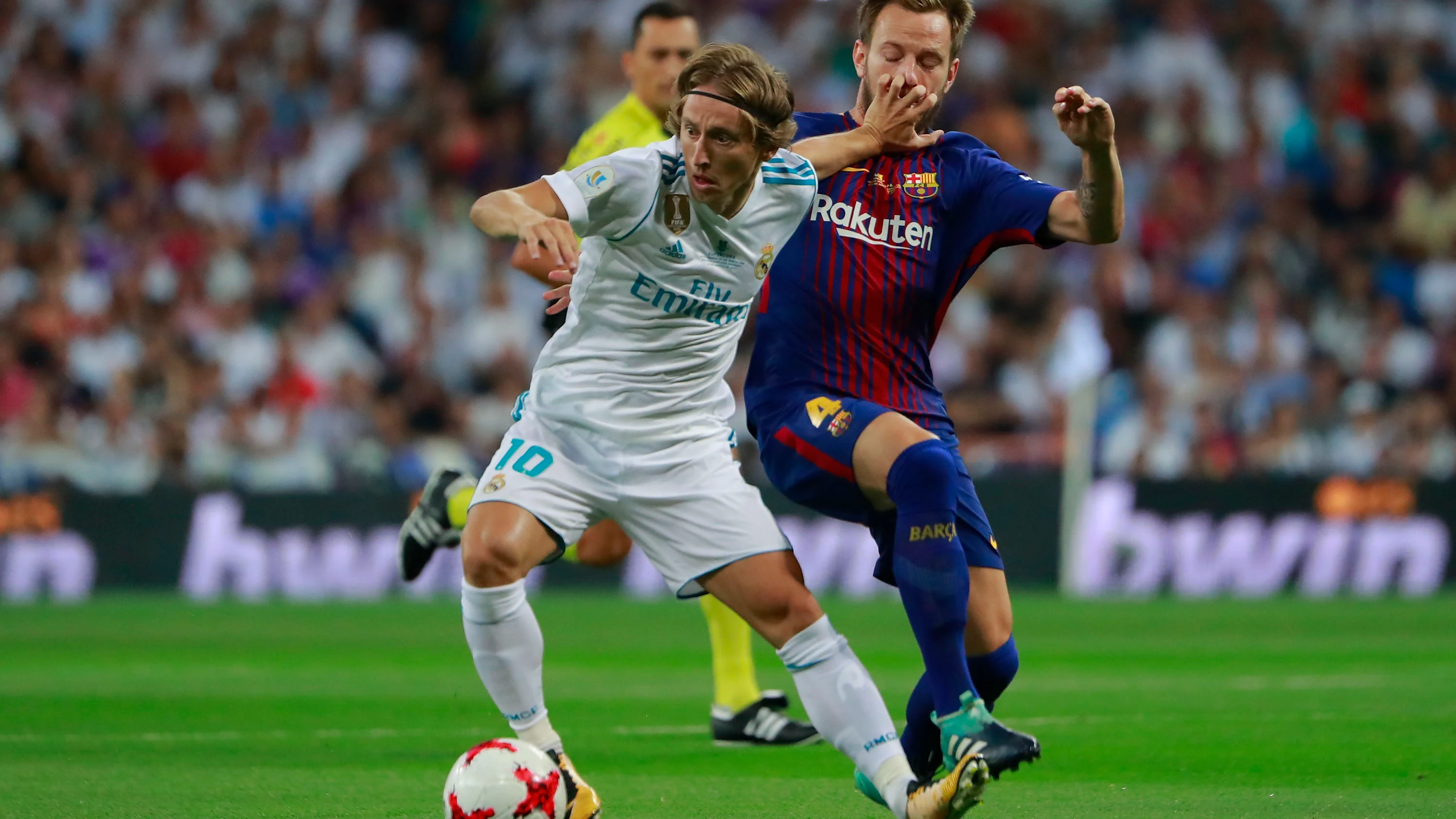 Luka Modric, en acci&oacute;n ante el Barcelona