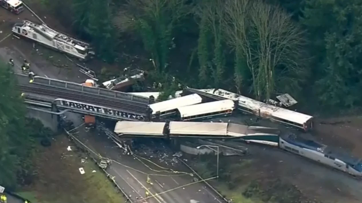 El tren descarrilado en Seattle, Estados Unidos. 