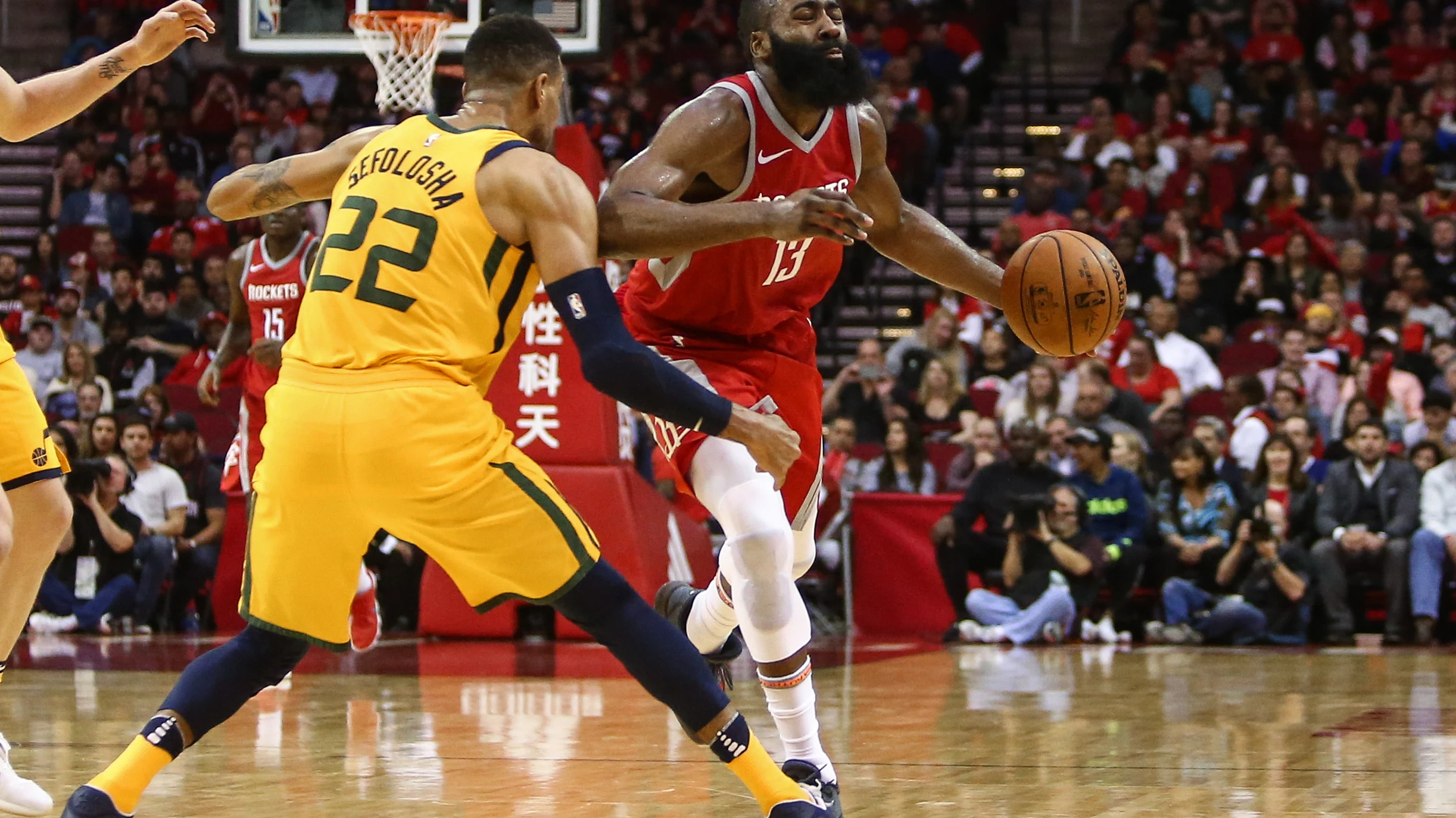 James Harden, en acción ante Utah Jazz