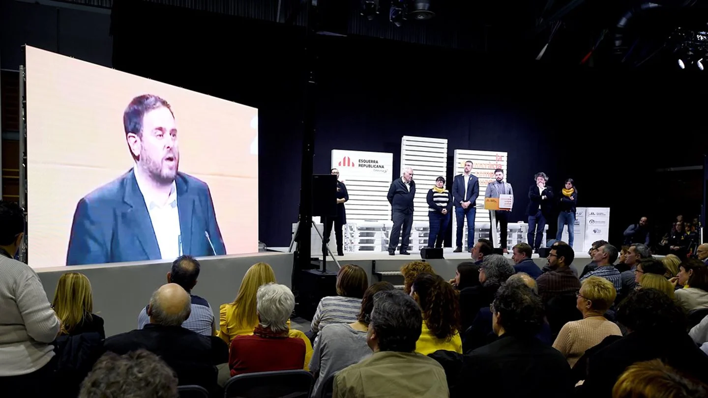 Proyección de un mensaje de Oriol Junqueras durante un acto electoral de ERC Proyección de un mensaje de Oriol Junqueras durante un acto electoral de ERC