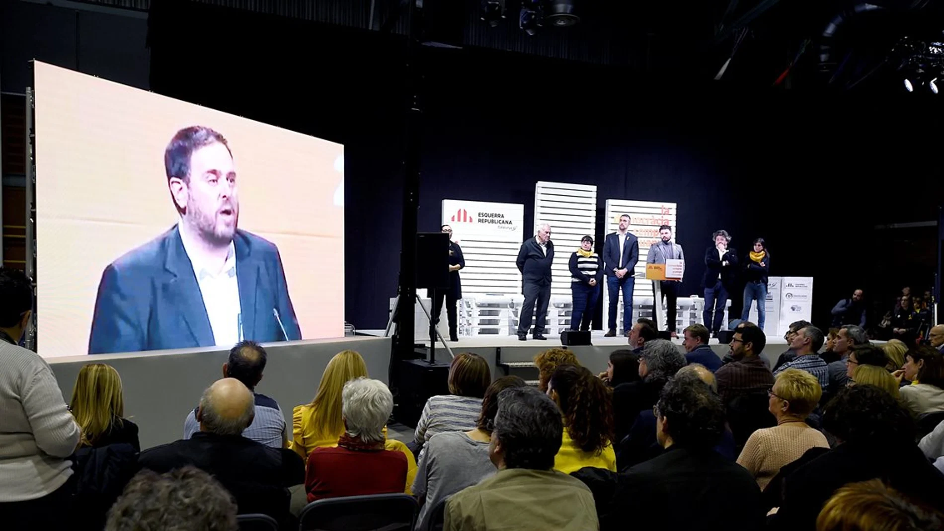 Proyección de un mensaje de Oriol Junqueras durante un acto electoral de ERC