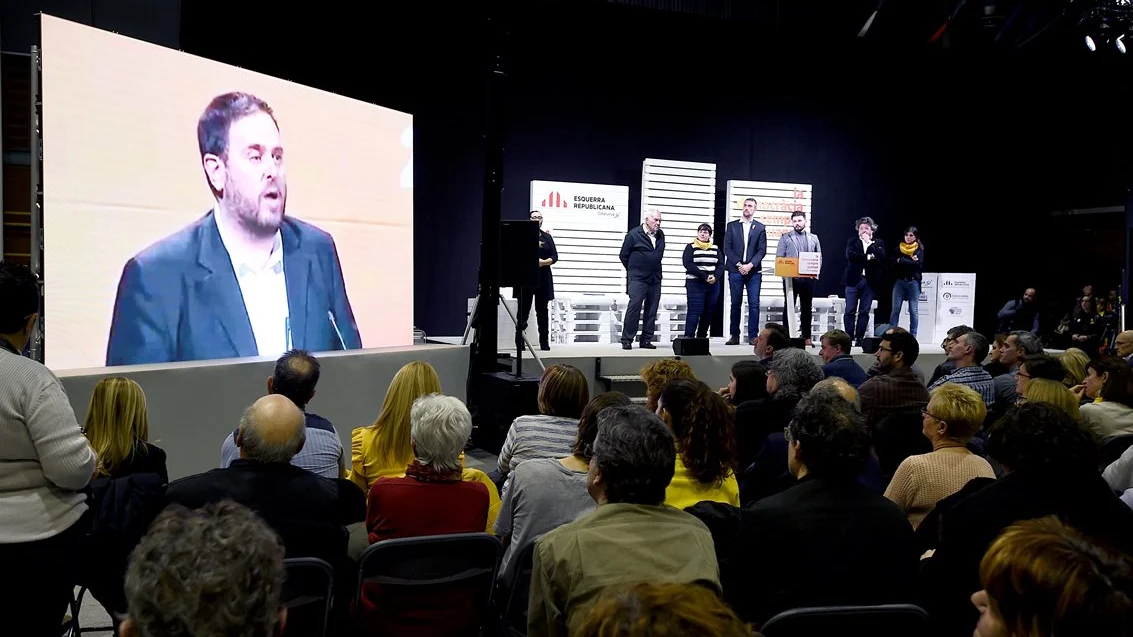 Proyección de un mensaje de Oriol Junqueras durante un acto electoral de ERC