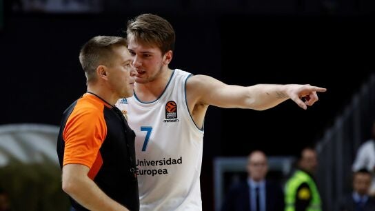 Doncic protesta al &aacute;rbitro al ser expulsado del partido del Real Madrid