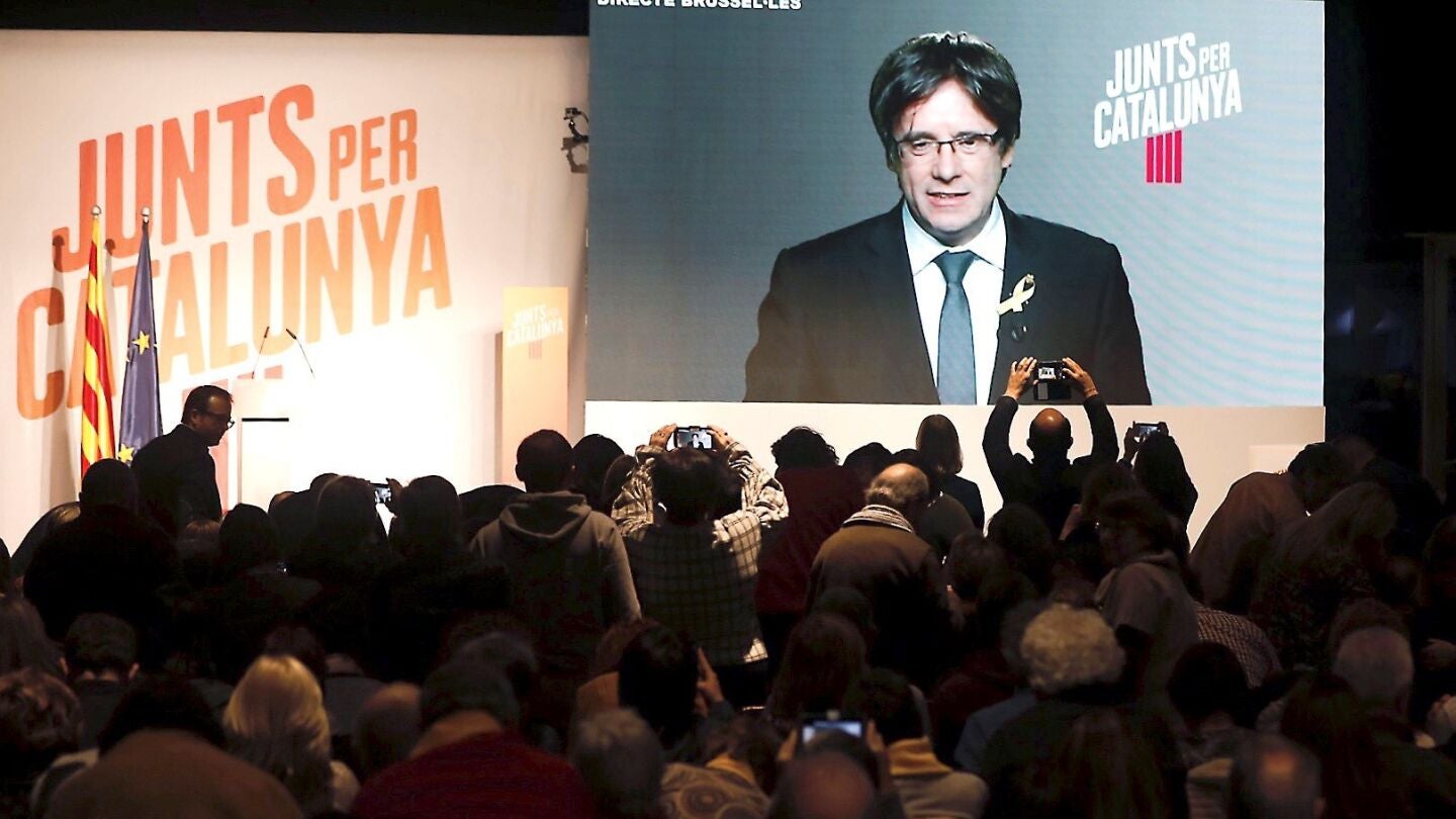 Carles Puigdemont participa en un acto electoral v&iacute;a plasma