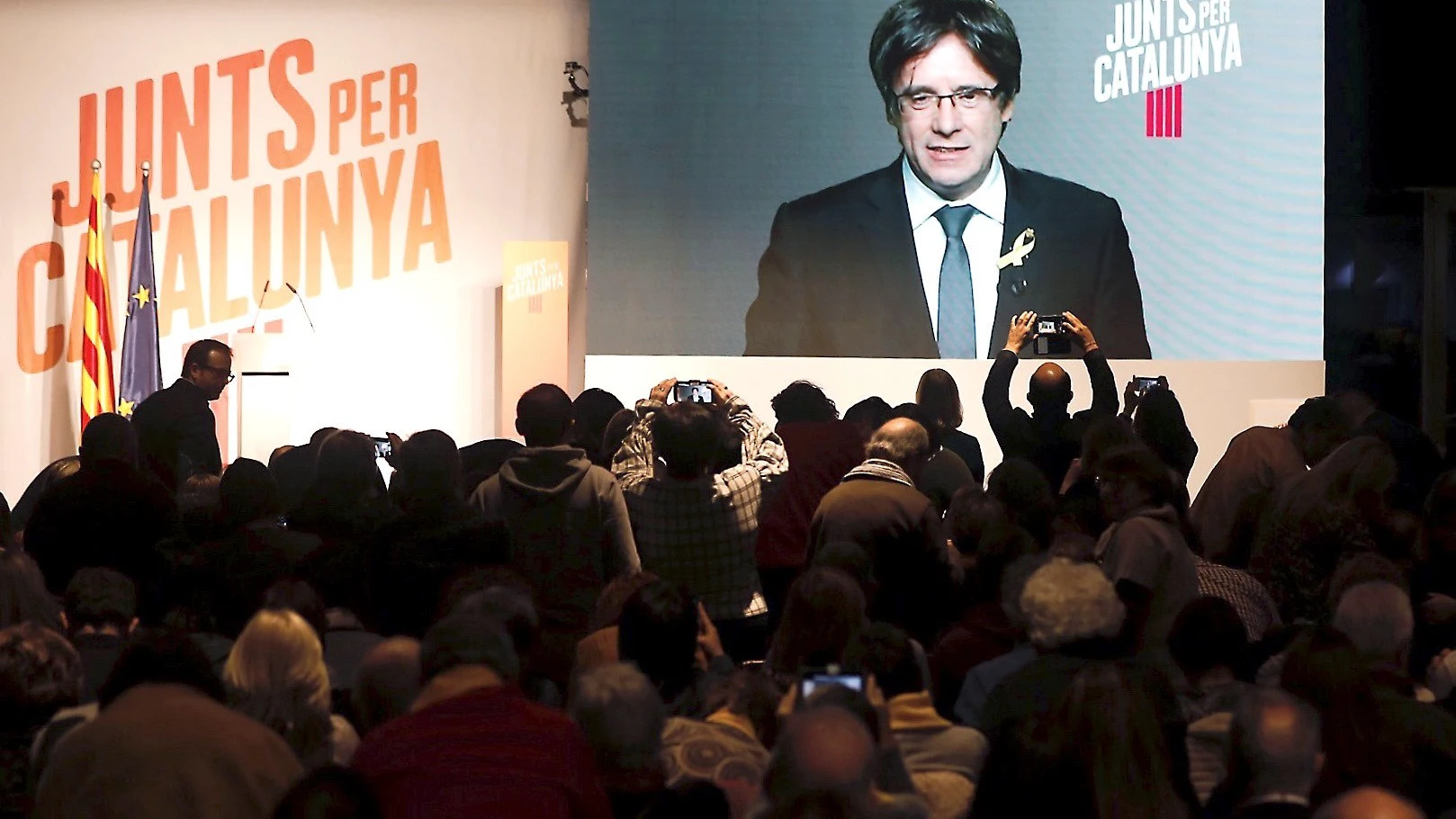 Carles Puigdemont participa en un acto electoral vía plasma