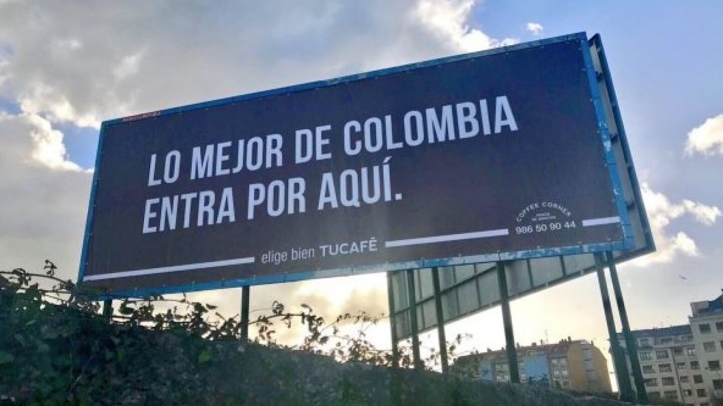 Cartel que promociona una empresa de caf&eacute; en Vilagarc&iacute;a de Arousa