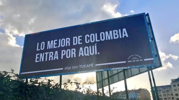 Cartel que promociona una empresa de café en Vilagarcía de Arousa Cartel que promociona una empresa de café en Vilagarcía de Arousa