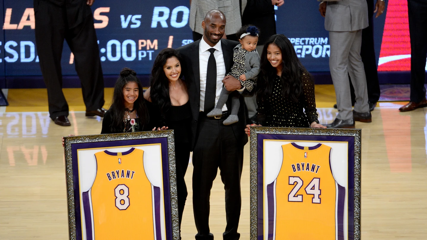 Kobe Bryant junto a su familia en el homenaje en el Staples Kobe Bryant junto a su familia en el homenaje en el Staples