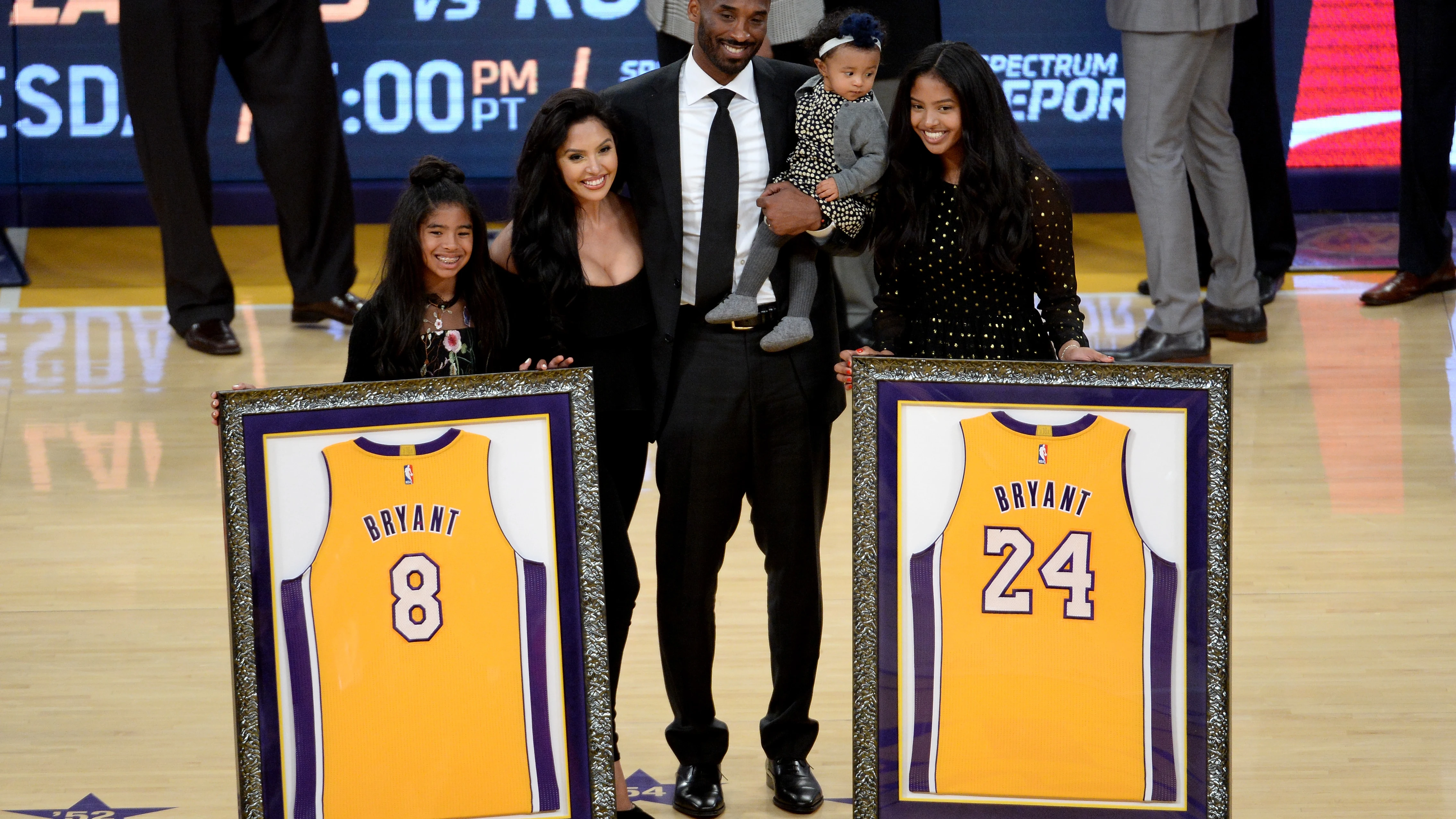 Kobe Bryant junto a su familia en el homenaje en el Staples