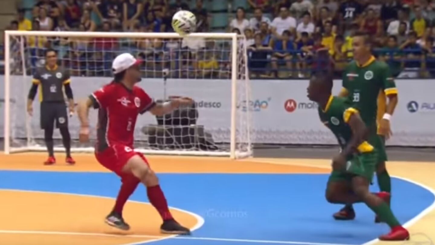 Vinicius ejecuta un sombrero en una exhibici&oacute;n de f&uacute;tbol sala