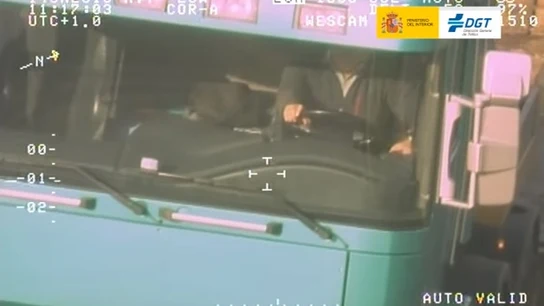 Imagen de archivo de un camionero conduciendo sin el carné de conducir Imagen de archivo de un camionero conduciendo sin el carné de conducir